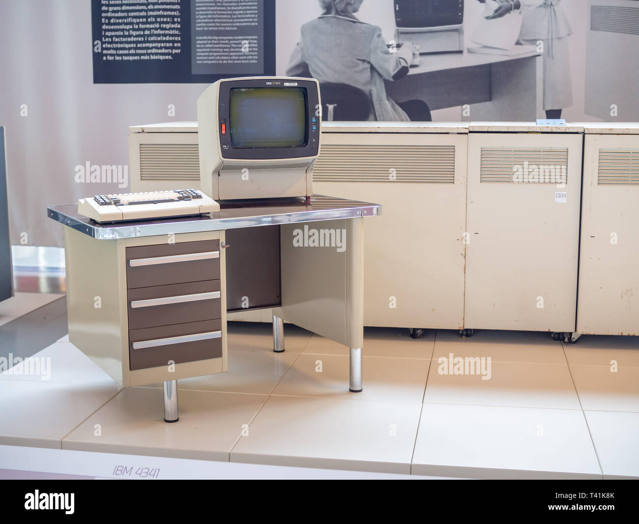 TERRASSA, SPANIEN - 19. MÄRZ 2019: Monitor und Tastatur von 1979 IBM 4341-System im Nationalen Museum für Wissenschaft und Technologie von Katalonien Stockfoto
