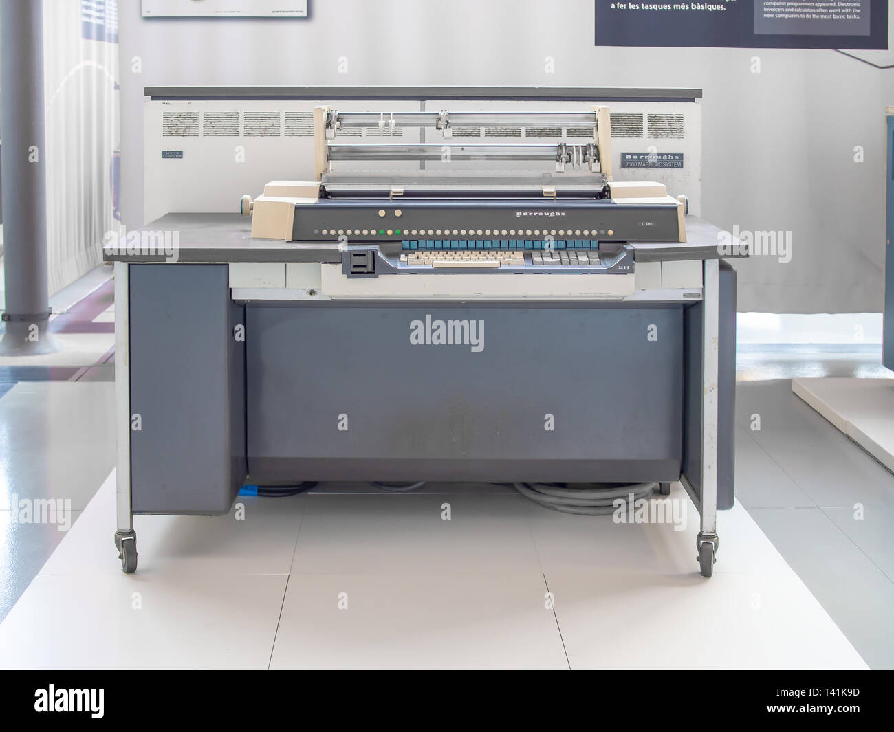 TERRASSA, SPANIEN - 19. MÄRZ 2019: 1971 Burroughs L500 sichtbare Datensatz Modell Accounting machine im Nationalen Museum für Wissenschaft und Technologie der Catalo Stockfoto