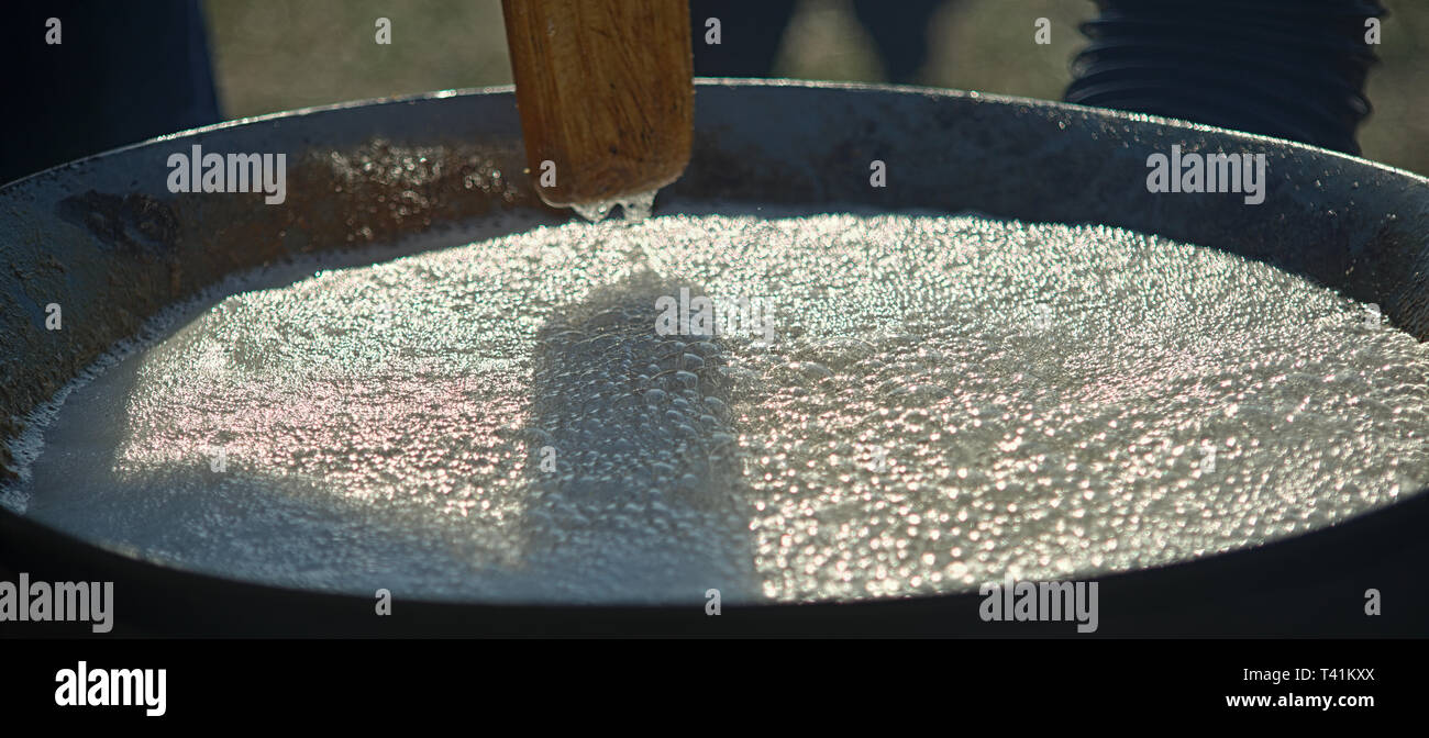 Big metal Topf voller Blasen vom Kochen Stockfoto