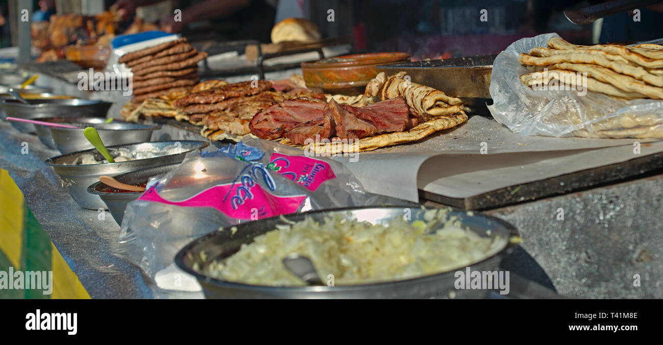 Grill stand mit Bündel von verschiedenen vorbereitete Fleisch, Nahaufnahme Stockfoto