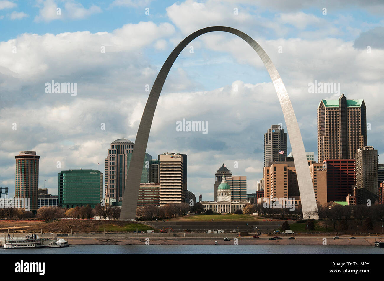 St Louis Skyline mit Bogen Stockfoto