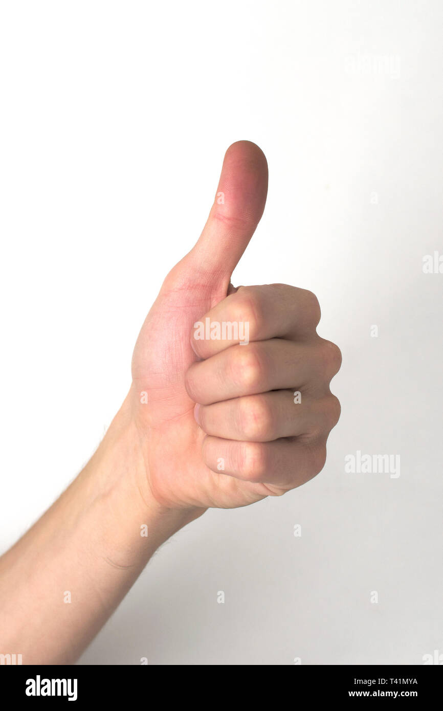 Weiße Hand, die einen Daumen nach oben vor einem weißen Hintergrund macht. Positivität, Zustimmung, Erfolgskonzept. Stockfoto