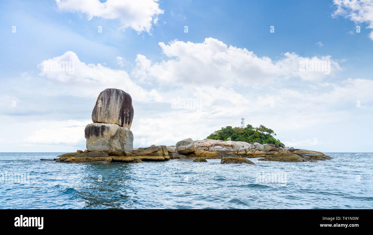 Schöne Natur Landschaft von Ko hin Sorn kleine Insel mit überraschend überschneiden sich die Felsen in der Andaman See und Himmel im Sommer Attraktionen in der Nähe von Koh Lipe Stockfoto