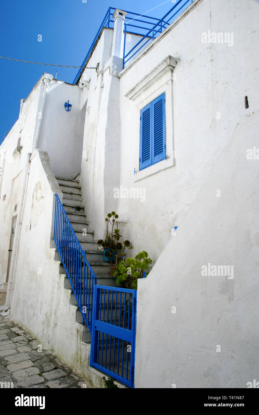 Ostuni, Apulien, Italien, 22. März 2019: Gemütliche Ecke in einer Gasse in der Altstadt von Ostuni, La Citta Bianca Stockfoto