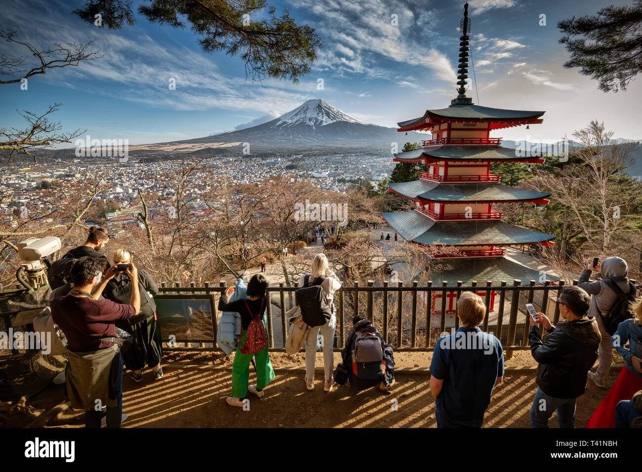 Touristen fotografieren Der Chureito Pagada mit dem Berg Fuji im Hintergrund. Stockfoto