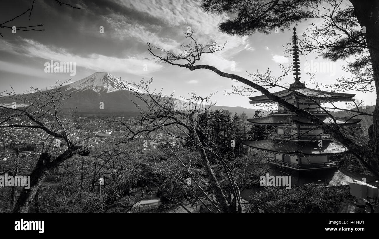 Der Chureito Pagode mit Mount Fuji im Hintergrund in der Nähe von Fujiyoshida, Japan. Stockfoto