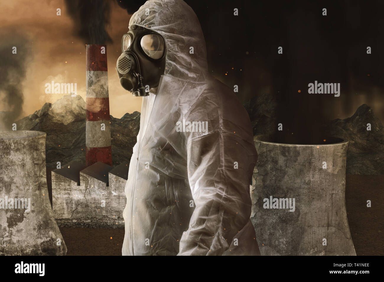Überlebende mit weißen Overall und Gasmaske vor der Verbrennungsanlage und apokalyptischen Umgebung Stockfoto