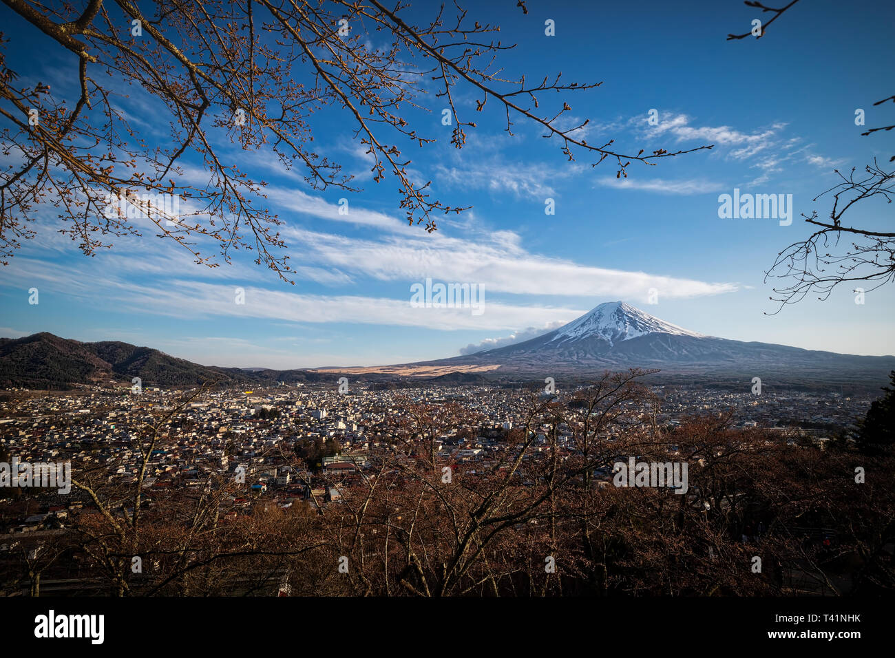 Die Stadt von Fujiyoshida, - Japan mit dem Berg Fuji im Hintergrund. Stockfoto