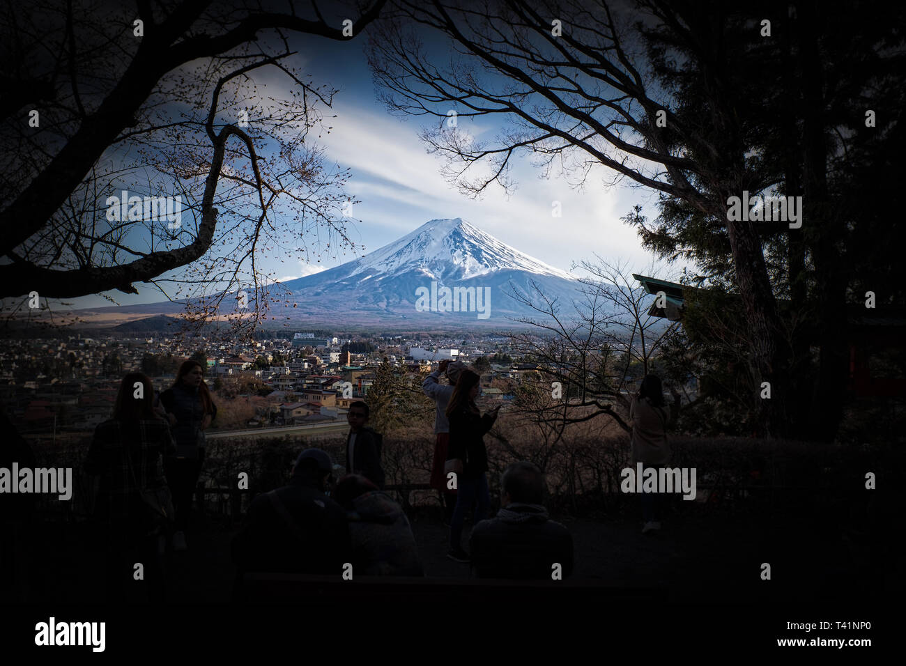 Touristen fotografieren auf den Berg Fuji in der Nähe der Stadt Fujiyoshida, Japan. Stockfoto