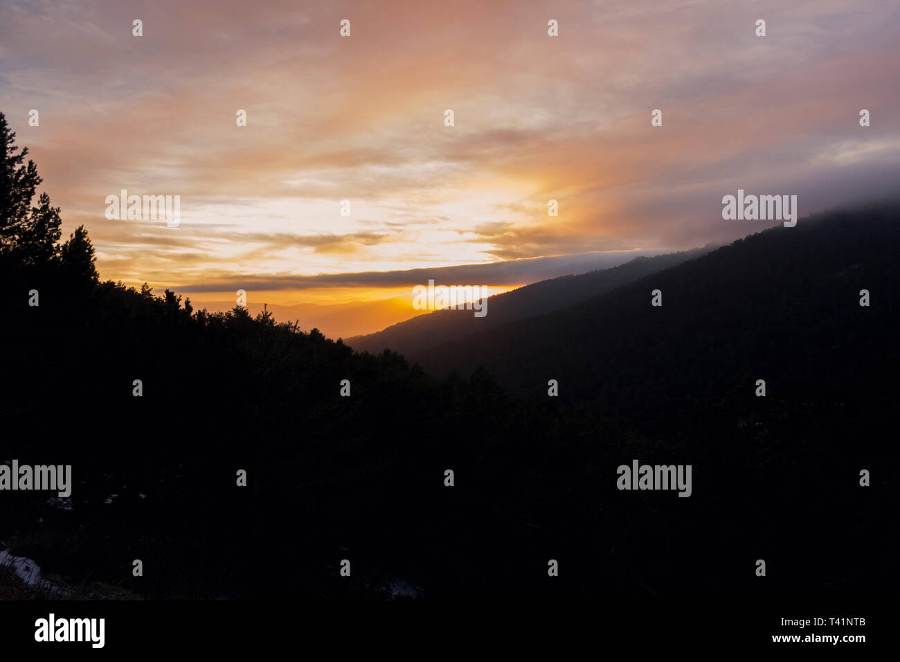 Schönen Sonnenuntergang zwischen Bergen und Wäldern Stockfoto