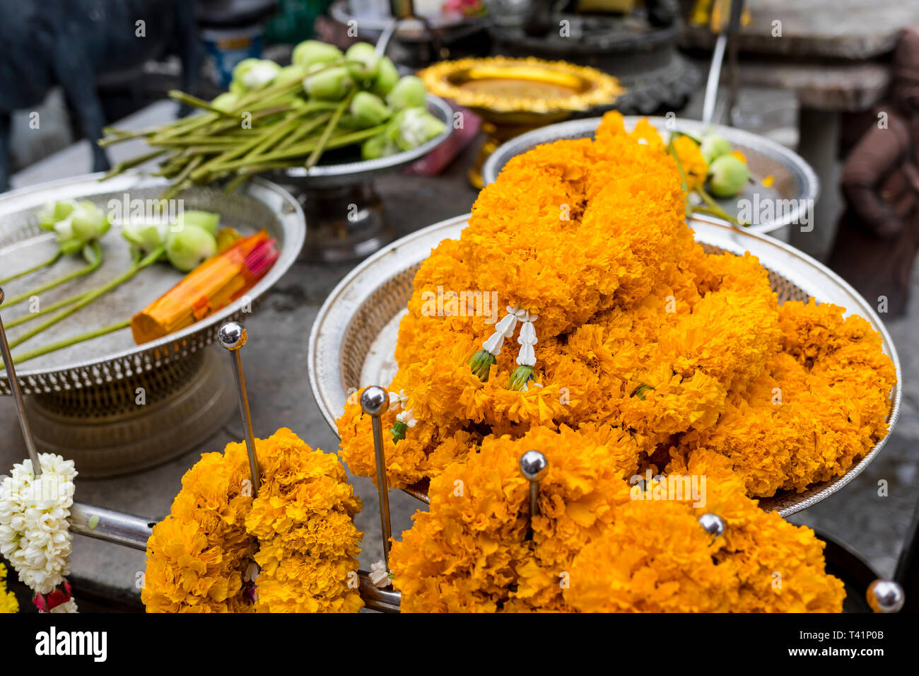 Blumen in einem Tempel in der Grand Palace in Bangkok, Thailand. Stockfoto