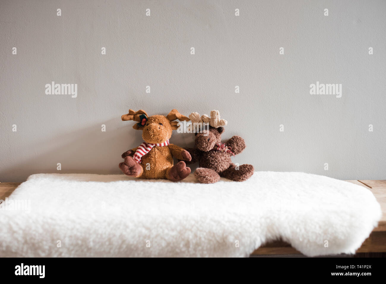 Die beiden Elche Kinder Stofftiere sitzt auf einem weissen Teppich Stockfoto