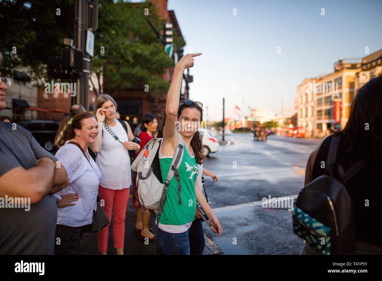 Eine willensstarke Frau steht auf Stadt Straße Ecke Regie Touristen Stockfoto