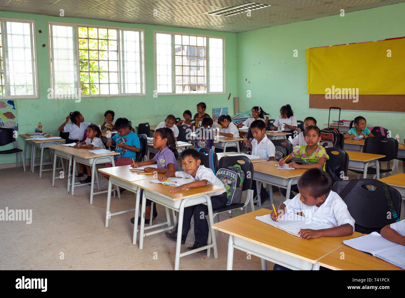 Grundschule Klassenzimmer mit Kuna Studenten. Carti Insel; eine der Guna Yala indigenen Dörfern. Redaktionelle Verwendung. San Blas Inseln, Panama, Okt 2018 Stockfoto