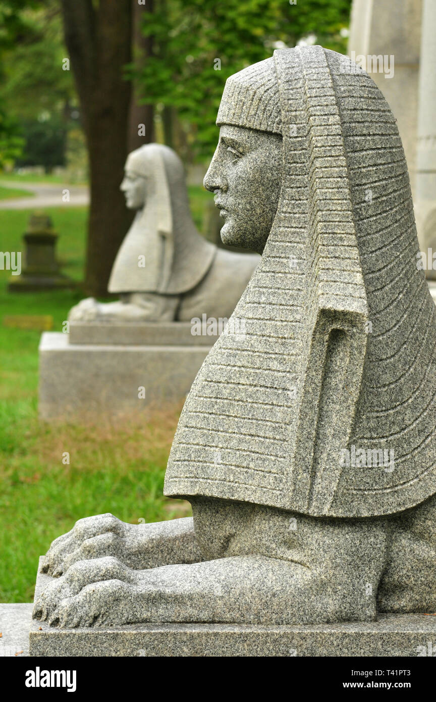 Ein ägyptischer Tempel Erweckung Mausoleum von Sphinx Skulpturen Bewacht das Grab von A.B. Watson am historischen Oakhill Friedhof in Grand Rapids, MI. Stockfoto