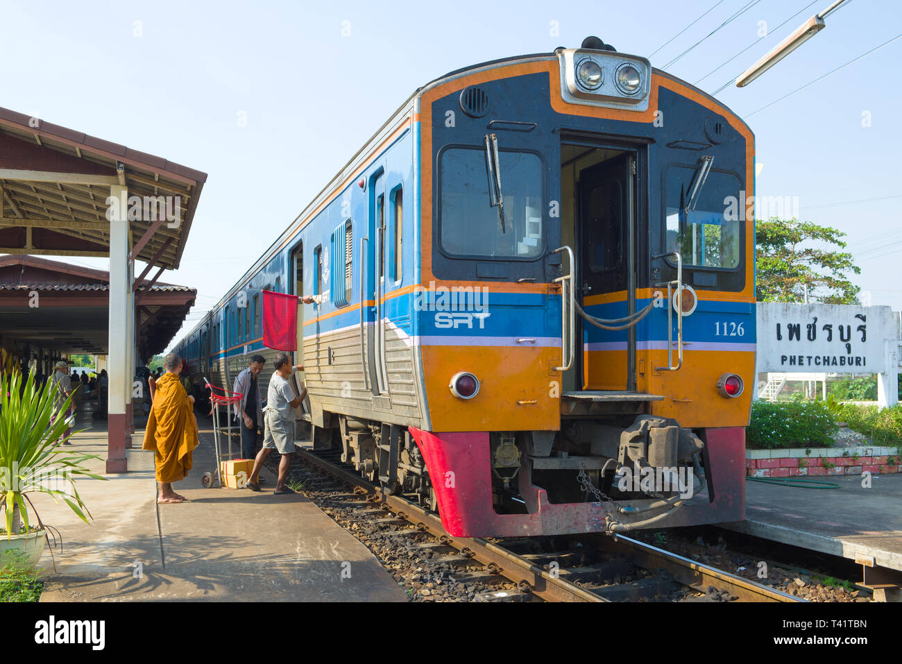 PHETCHABURI, THAILAND - Dezember 13, 2018: das Einsteigen in ein Personenzug auf der Station Phetchaburi Stockfoto