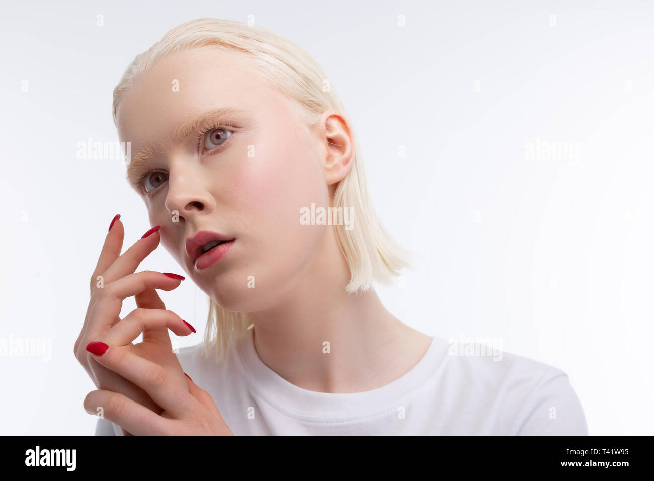 Bob Schneiden Nahaufnahme Von Attraktive Blonde Modell Mit Kurzer Bob Schneiden Posiert In Der Nahe Von Hintergrund Stockfotografie Alamy