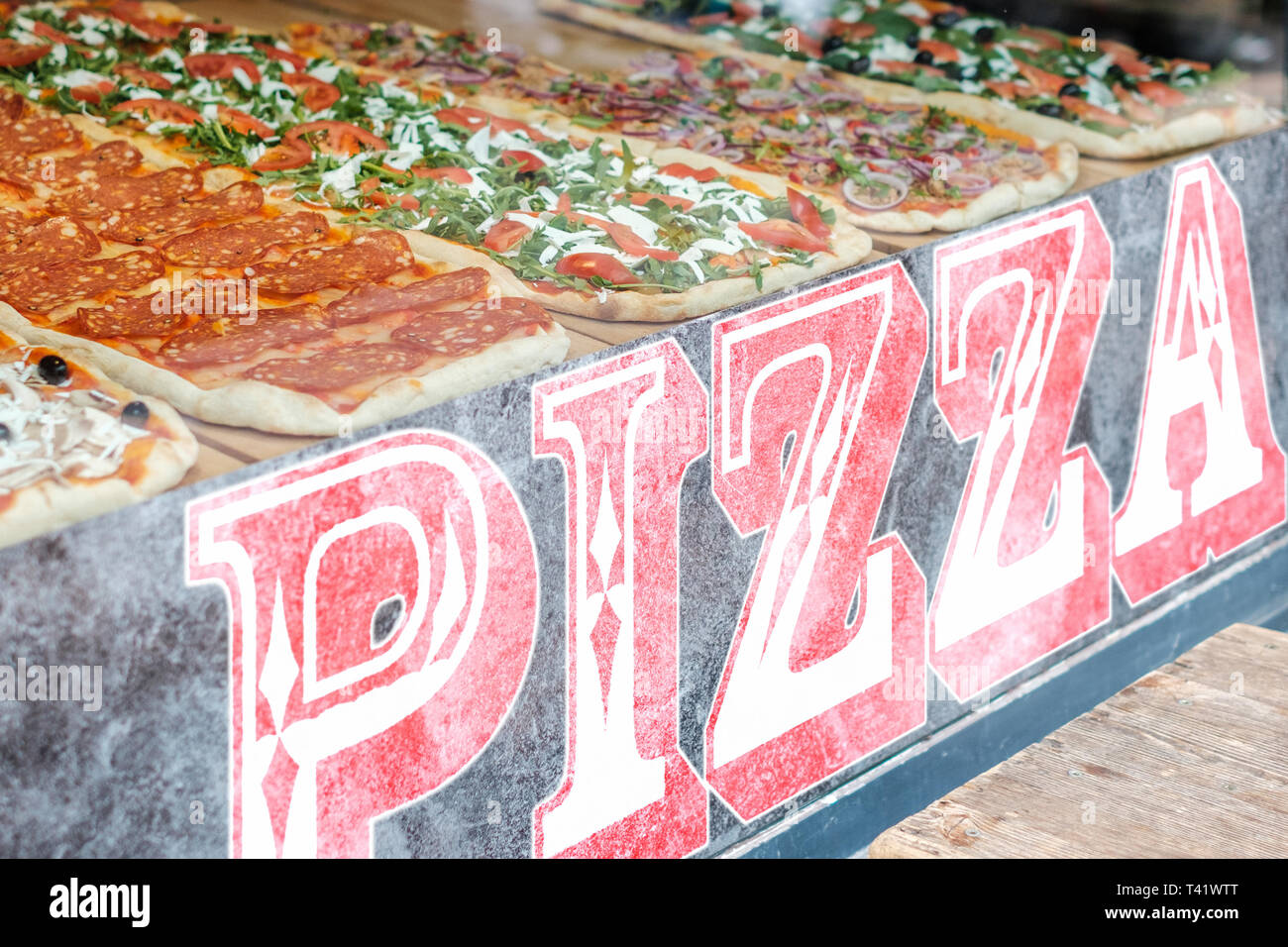 Pizza Scheiben für Verkauf an Pizzeria Fenster - Stockfoto