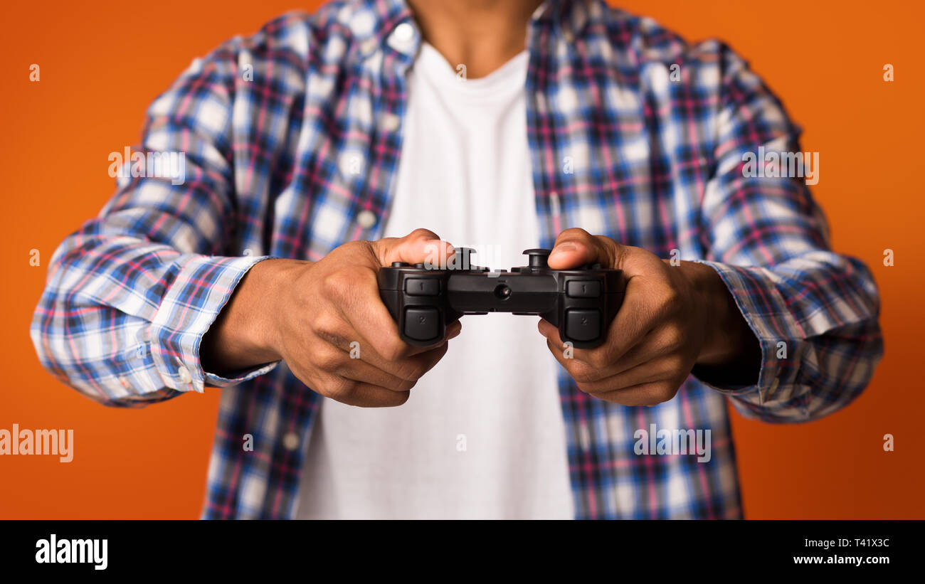 African-american Guy spielen Videospiele online, Joystick Stockfoto