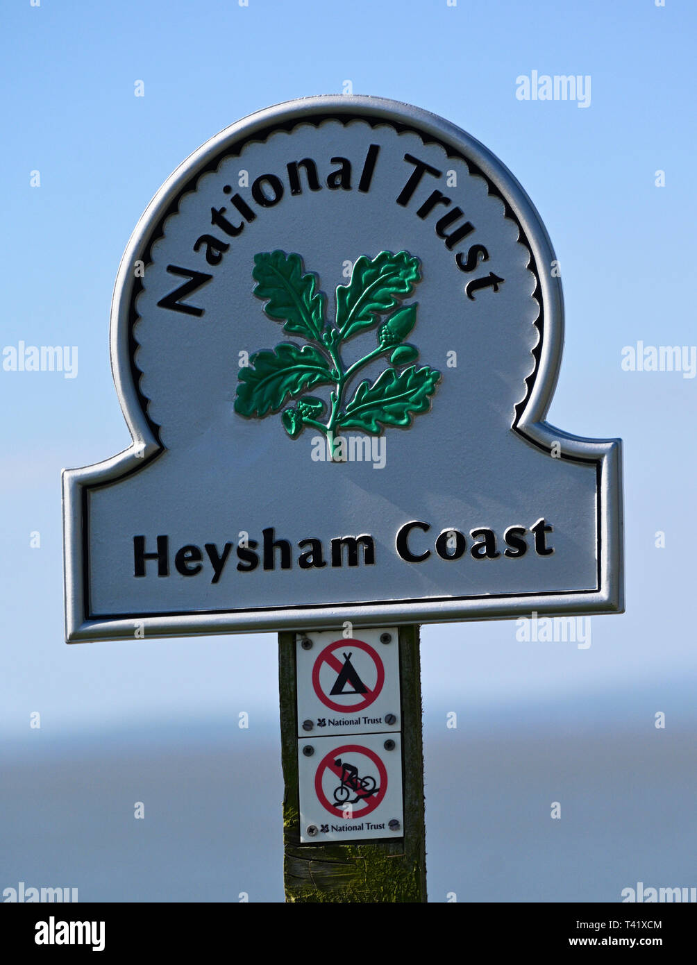 National Trust sign, Heysham Küste. Half Moon Bay, Heysham, Lancashire, England, Vereinigtes Königreich, Europa. Stockfoto