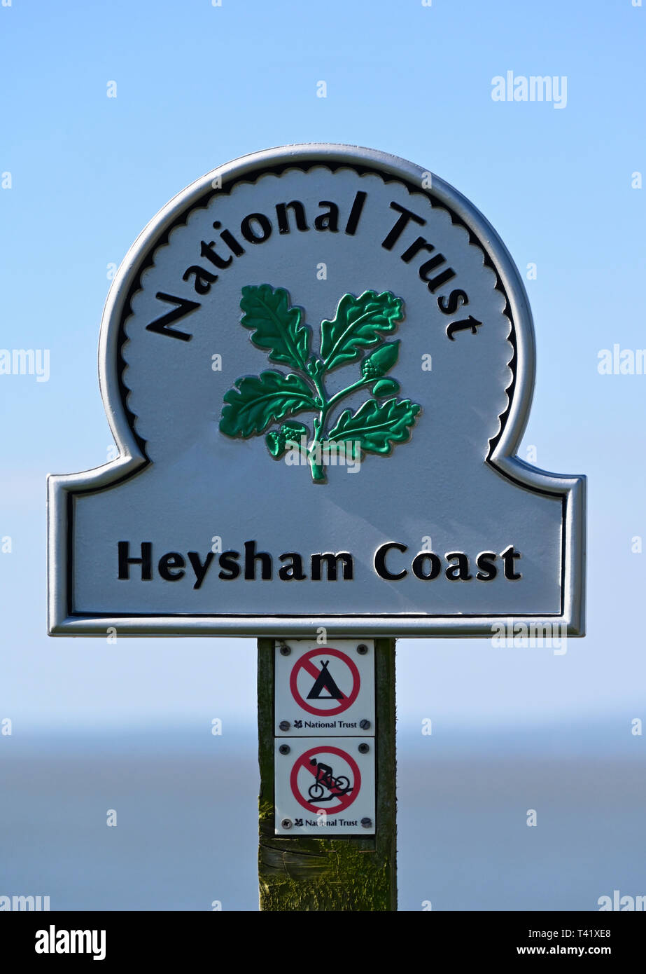 National Trust sign, Heysham Küste. Half Moon Bay, Heysham, Lancashire, England, Vereinigtes Königreich, Europa. Stockfoto