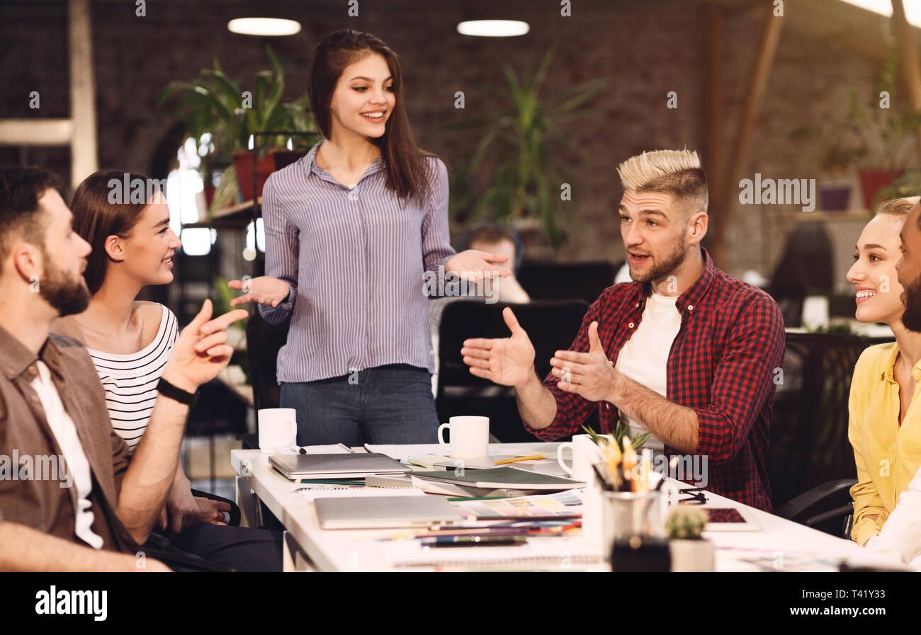 Arbeit Diskussion. Designer arbeiten an neuen Projekt Stockfoto
