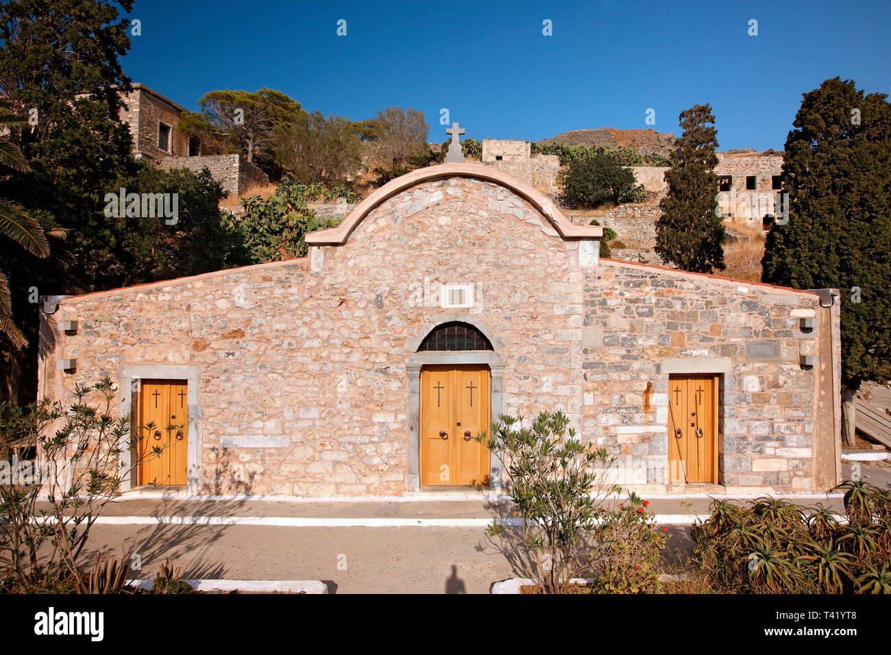 Die Kirche von Agios Panteleimon in der Festung Spinalonga, ehemalige Kolonie für Leprakranke, Golf von Mirabello, Agios Nikolaos, Lassithi, Kreta, Griechenland. Stockfoto