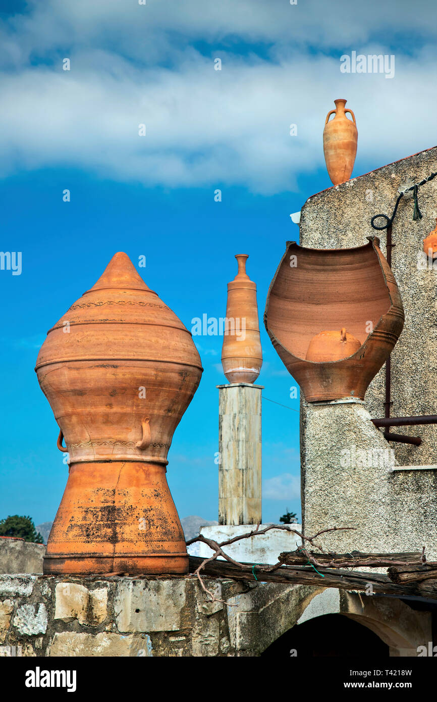 Malerische Ecke bei Margarites Village, Mylopotamos County, Rethymno, Kreta, Griechenland. Margarites Village ist bekannt für seine Keramik Kunst Workshops. Stockfoto
