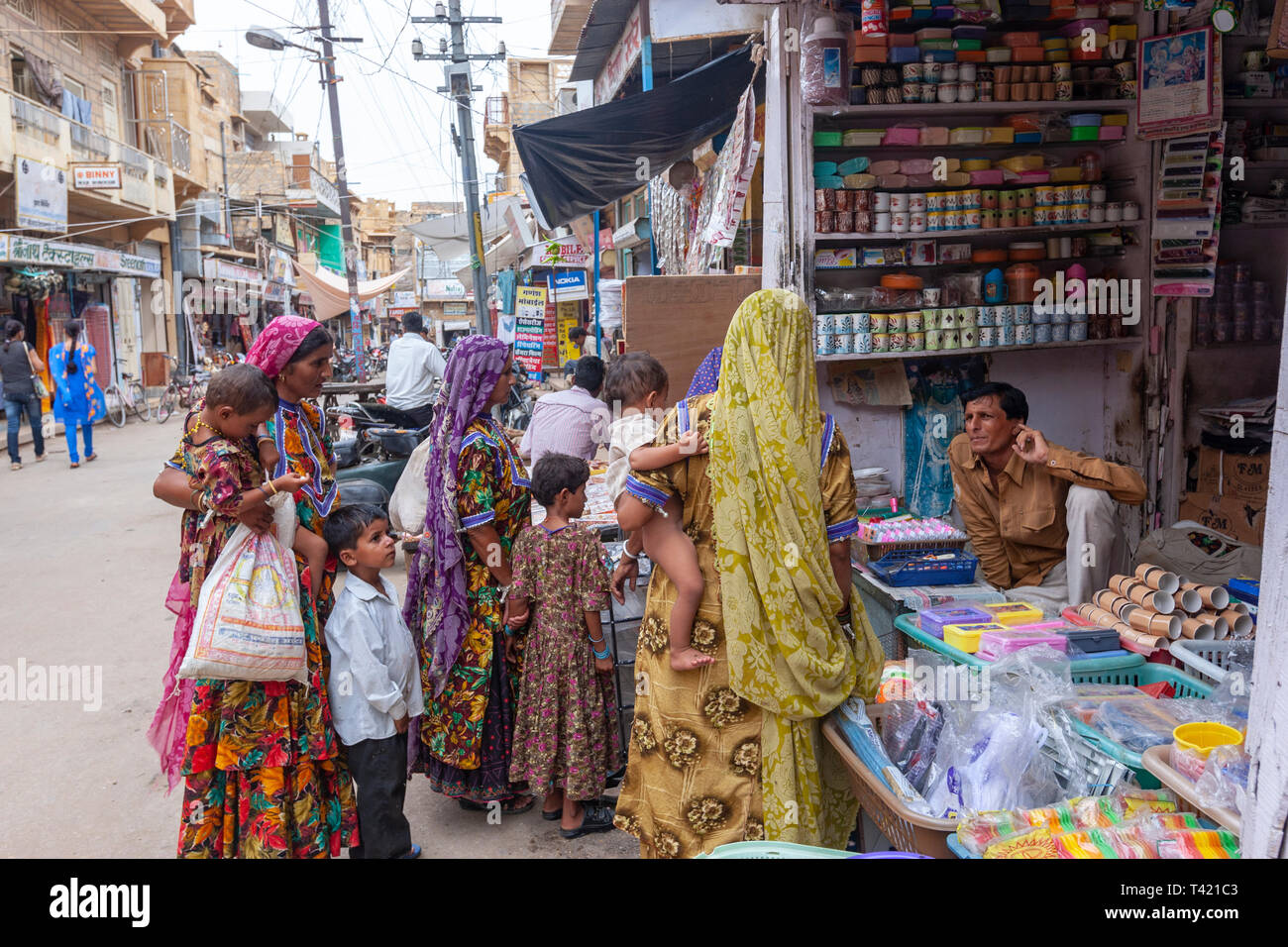 Gruppe der Rajasthani Frauen und Kinder in einer Straße shop in Jaisalmer, Rajasthan, Indien Stockfoto