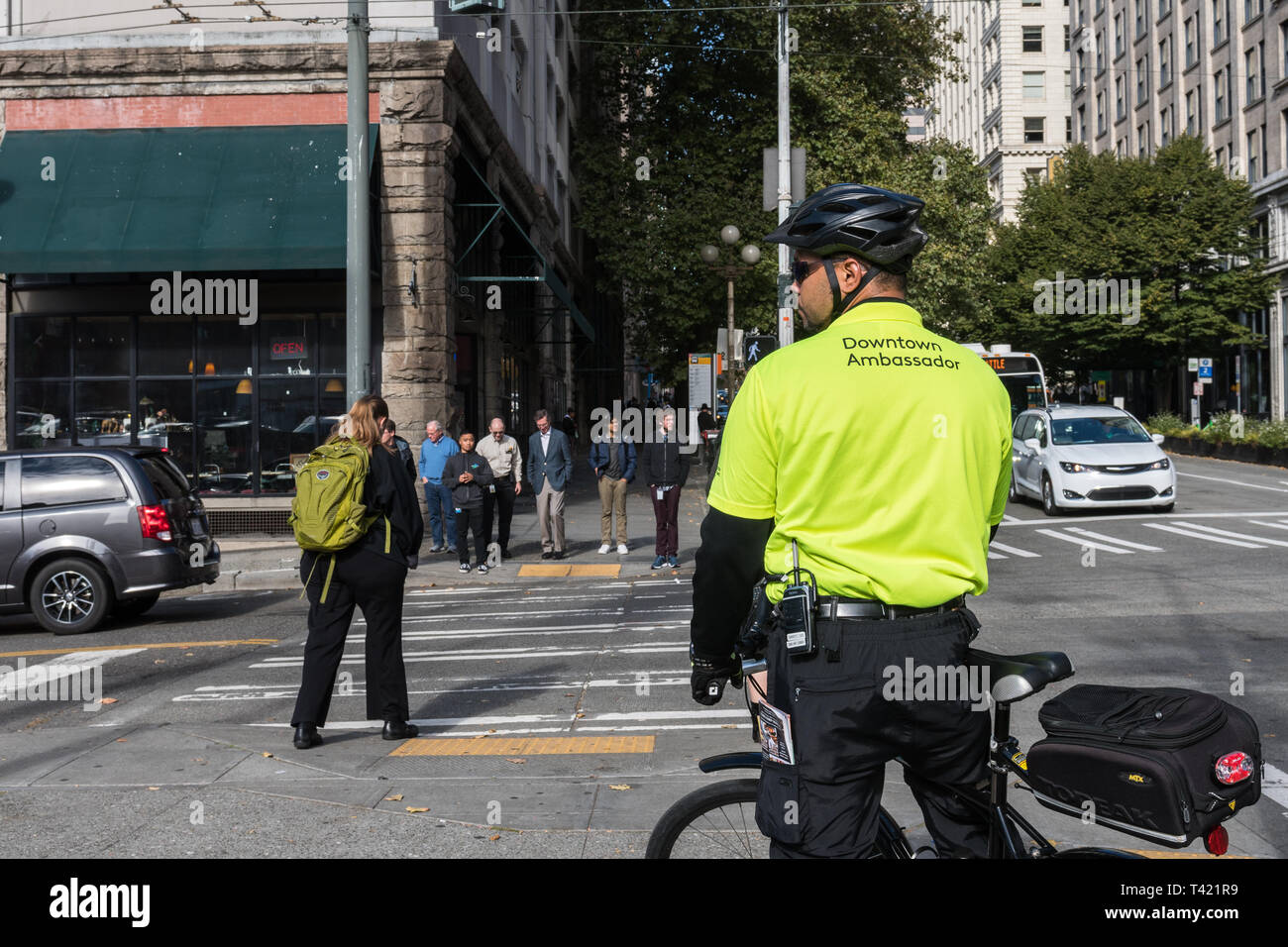 Downtown Botschafter mit seinem charakteristischen gelben Hemd und Fahrrad in Seattle, Washington, USA. Stockfoto