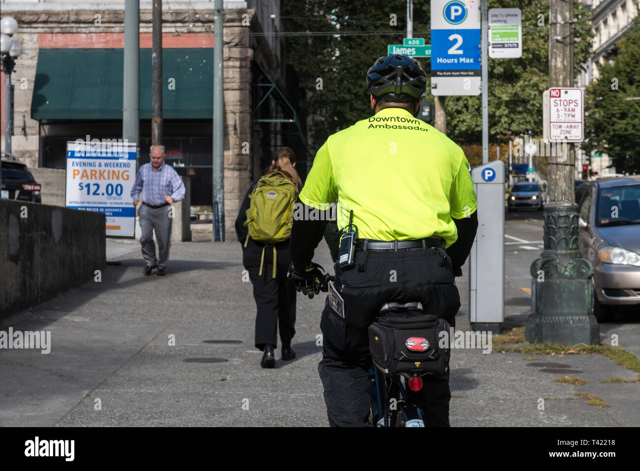 Downtown Botschafter mit seinem charakteristischen gelben Hemd und Fahrrad in Seattle, Washington, USA. Stockfoto