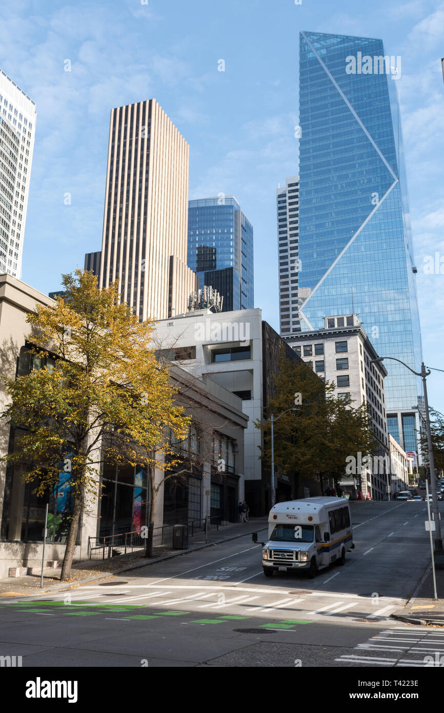 Eine Straße mit einem Mini Bus an einer Ampel und die Markierung Turm im Hintergrund in Seattle, Washington, USA warten. Stockfoto