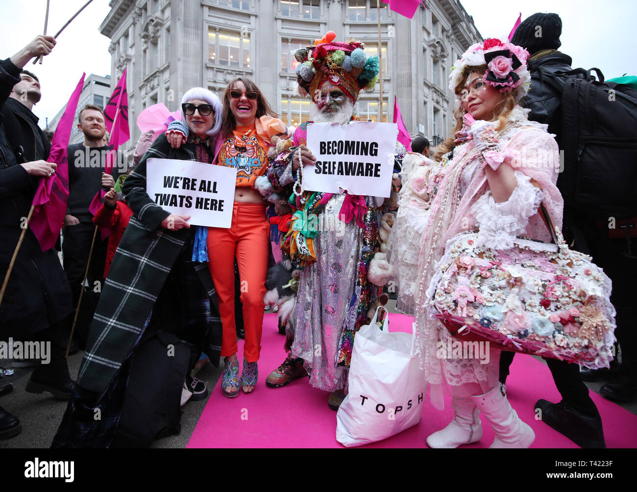 Modelle und Darsteller beteiligen Sie sich an der Mode der Auslöschung Rebellion: Zirkus von überschüssigen Catwalk in Oxford Circus, London, die verschwenderisch und verfügbaren Art der Modebranche zu markieren. Stockfoto