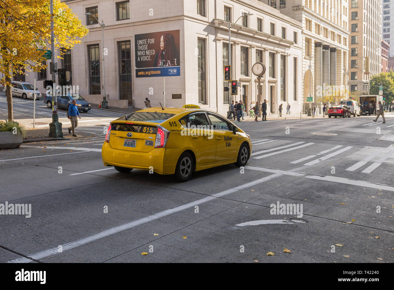 Gelbes taxi hielt an einer Ampel in der Innenstadt von Seattle, Washington, USA. Stockfoto