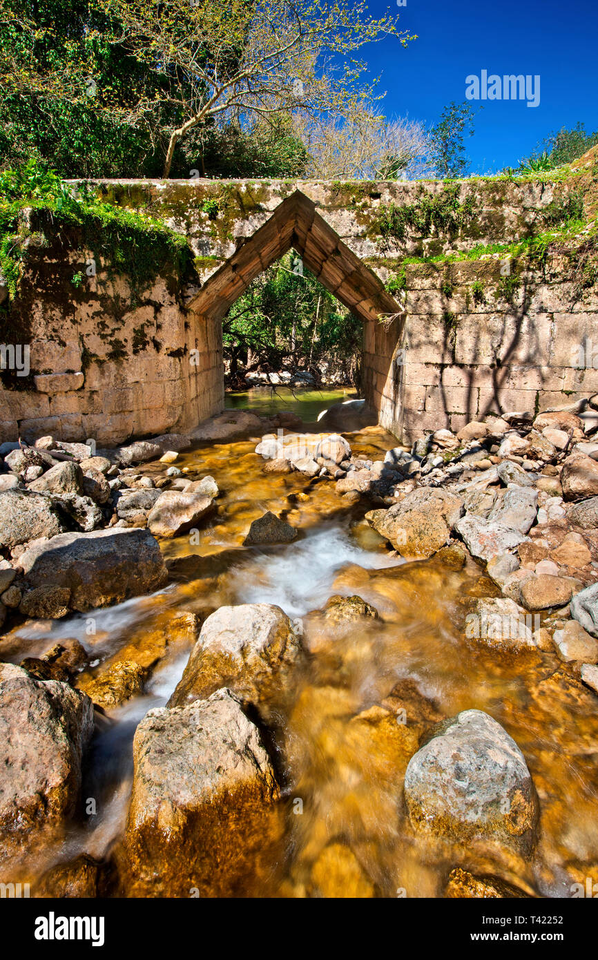 Die alten Corbel arch bridge (wahrscheinlich Hellenistischen - 3. Jahrhundert v. Chr.), in der die archäologische Stätte des antiken Eleftherna, Rethymno, Kreta, Griechenland, Stockfoto