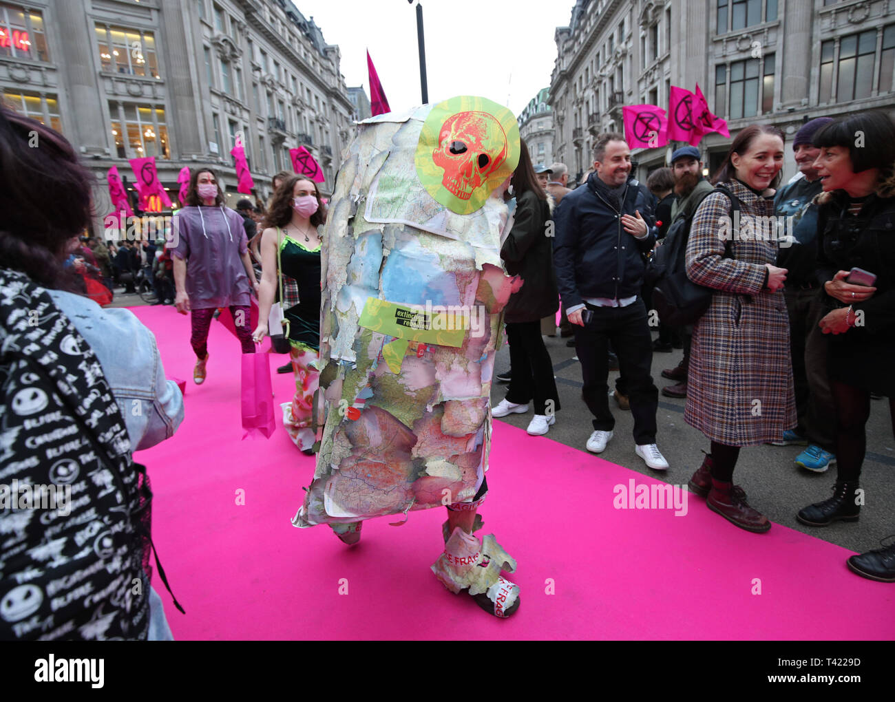 Modelle und Darsteller beteiligen Sie sich an der Mode der Auslöschung Rebellion: Zirkus von überschüssigen Catwalk in Oxford Circus, London, die verschwenderisch und verfügbaren Art der Modebranche zu markieren. Stockfoto