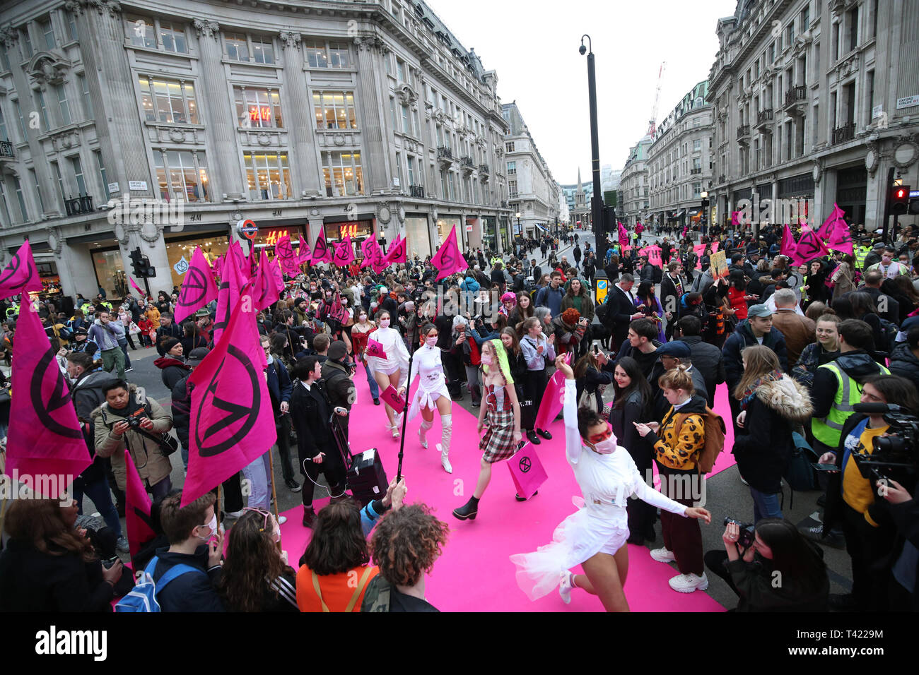 Modelle und Darsteller beteiligen Sie sich an der Mode der Auslöschung Rebellion: Zirkus von überschüssigen Catwalk in Oxford Circus, London, die verschwenderisch und verfügbaren Art der Modebranche zu markieren. Stockfoto
