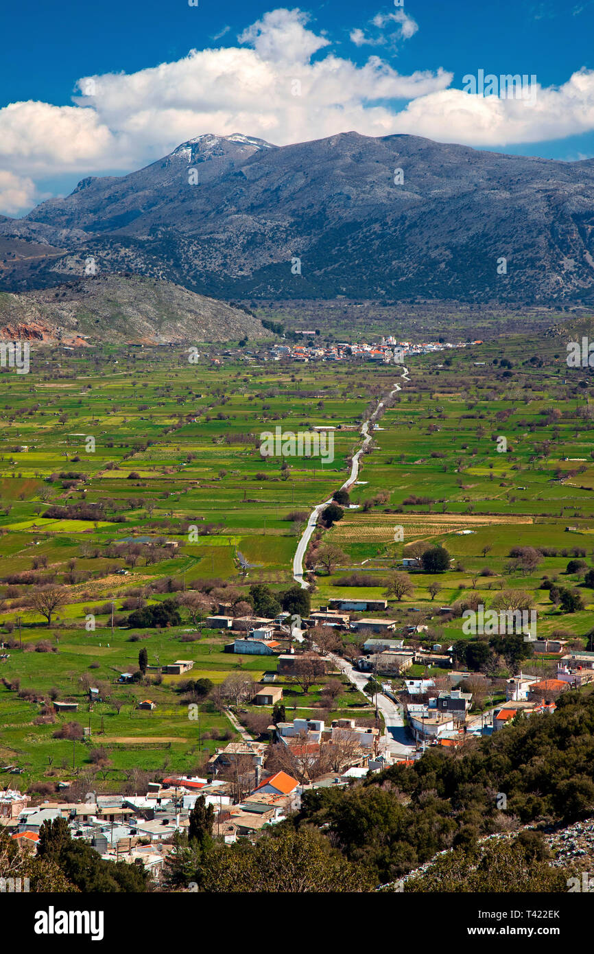 Die Straße verbindet Psychro (vorne) und Agios Georgios Dörfer (zurück) in Lassithi Hochebene, Kreta, Griechenland. Stockfoto
