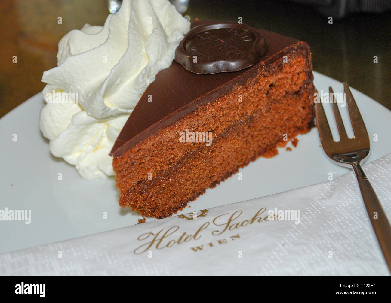 Ein Stuck Sachertorte Und Schlagsahne Sind Auf Einer Platte Mit Einer Serviette Mit Der Aufschrift Hotel Sacher Stockfotografie Alamy
