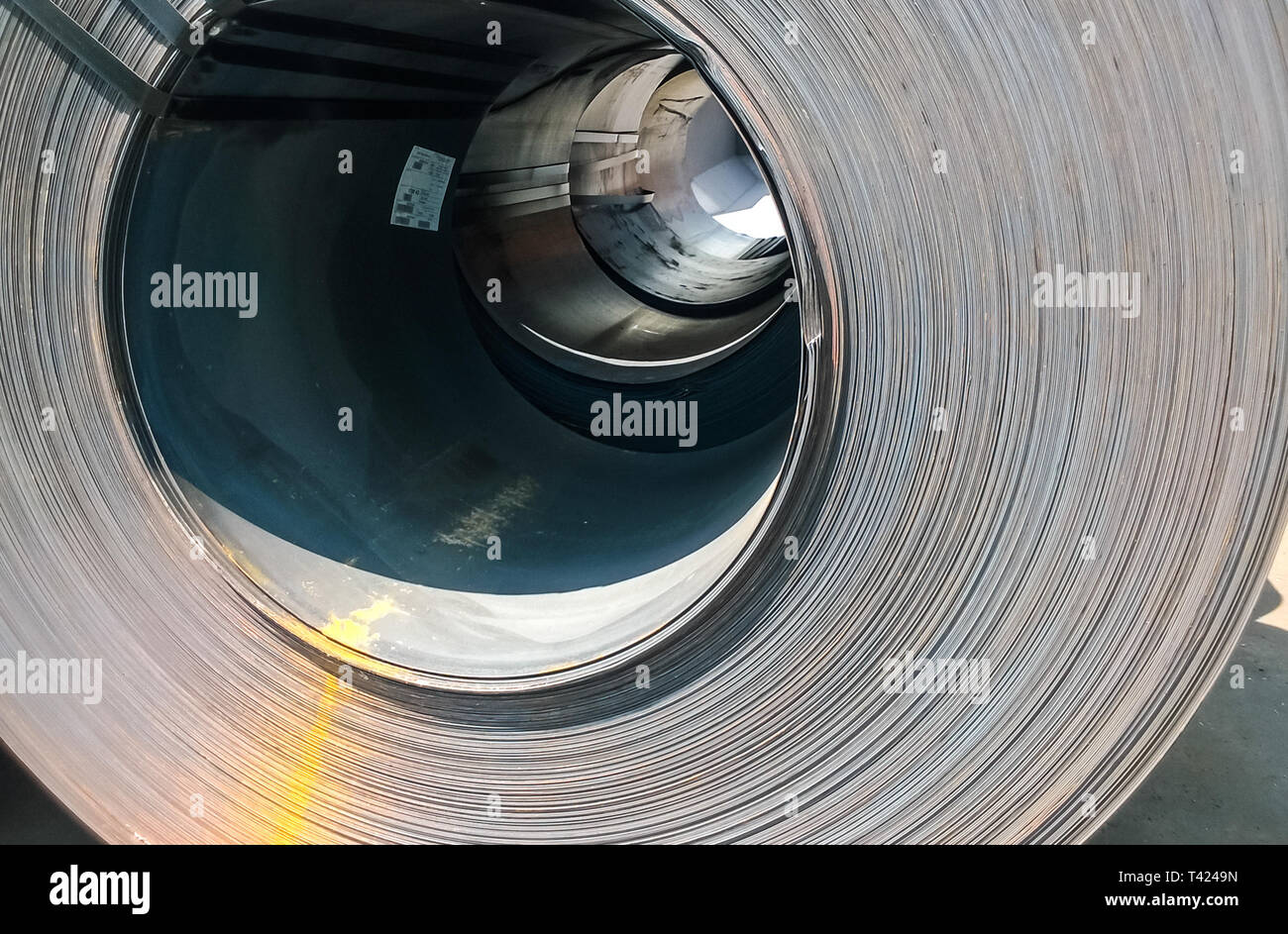 Bleche in Rollen. Exportieren von Stahl. Verpackung von Stahl für den Transport. Stockfoto