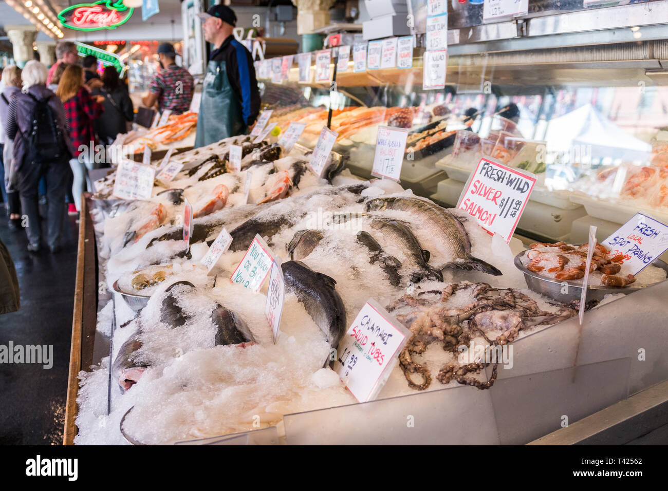 Frischer Fisch am Pike Market in Seattle, Washington, USA Abschaltdruck Stockfoto