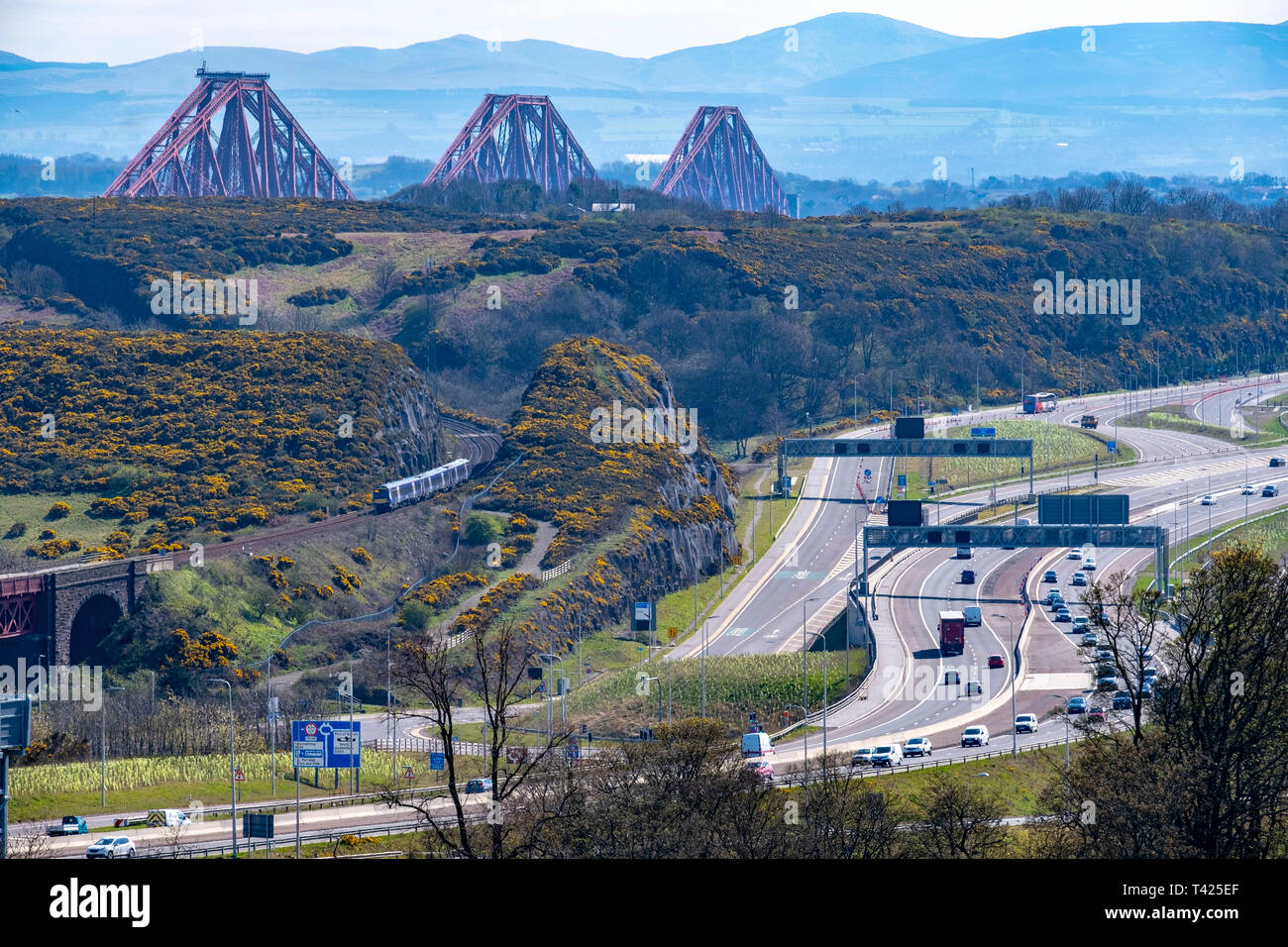 Caledonian Sleeper Kreuzung Forth Bridge Stockfoto