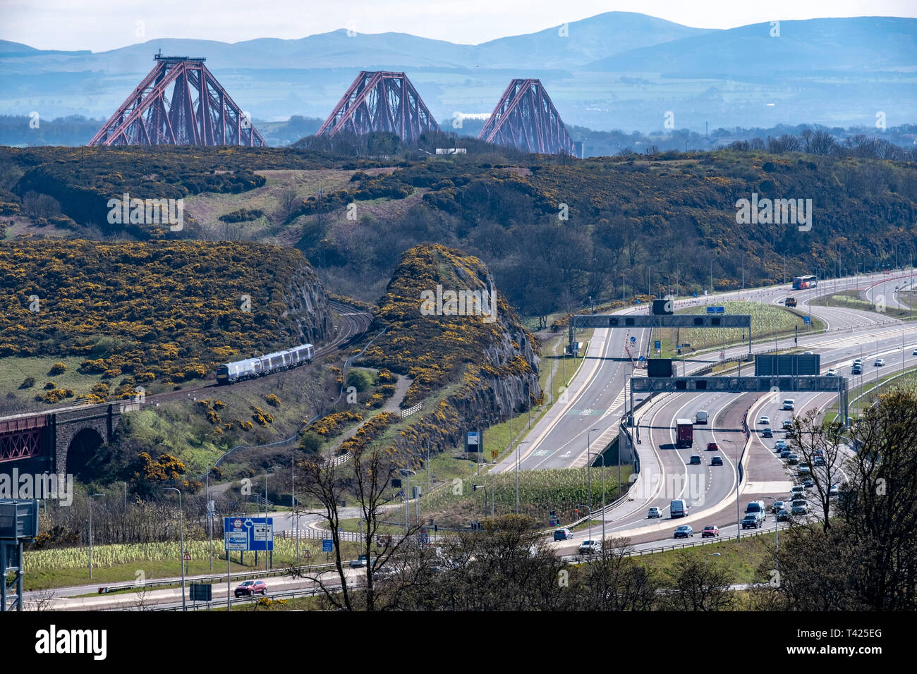 Caledonian Sleeper Kreuzung Forth Bridge Stockfoto