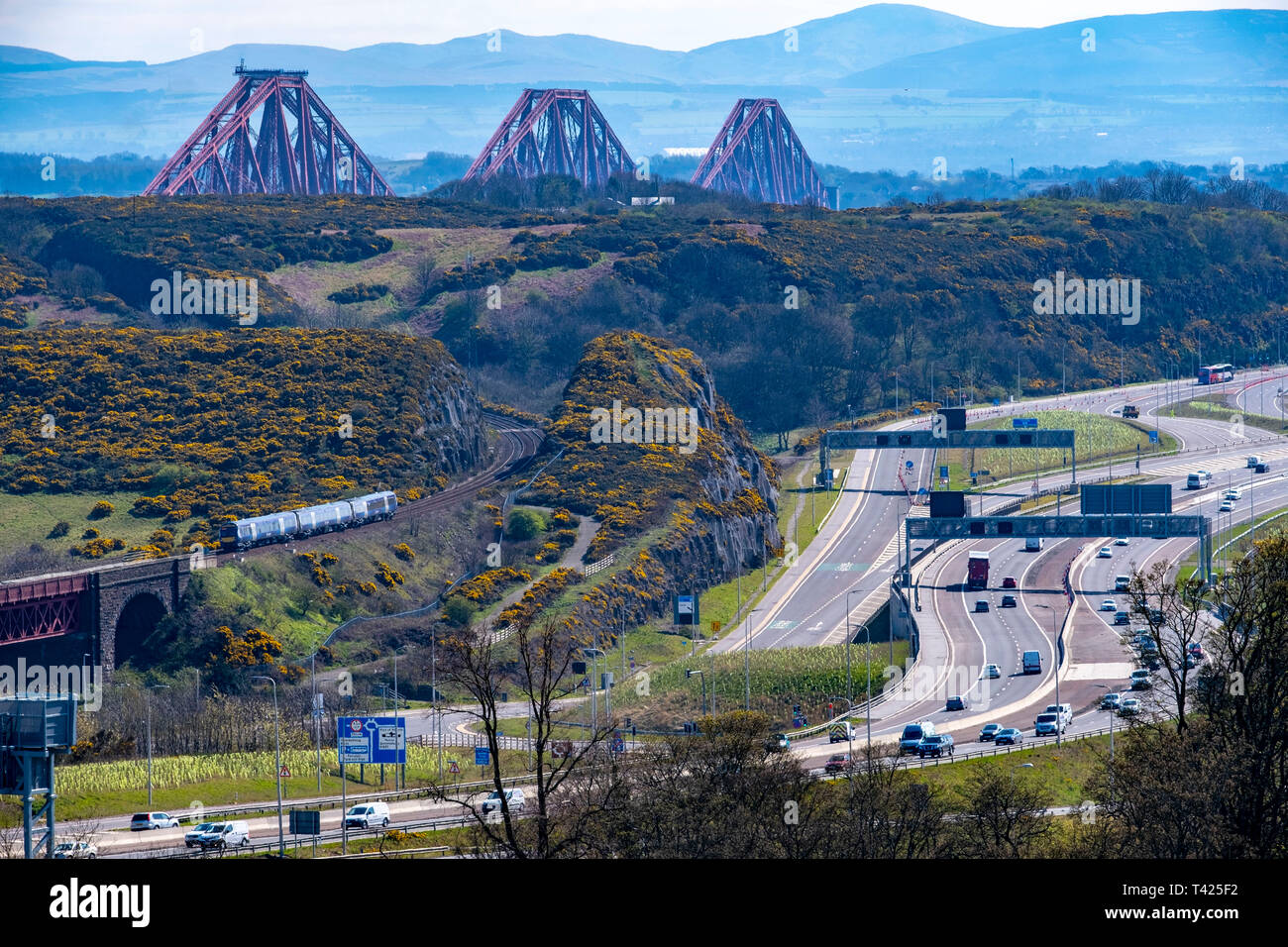 Caledonian Sleeper Kreuzung Forth Bridge Stockfoto