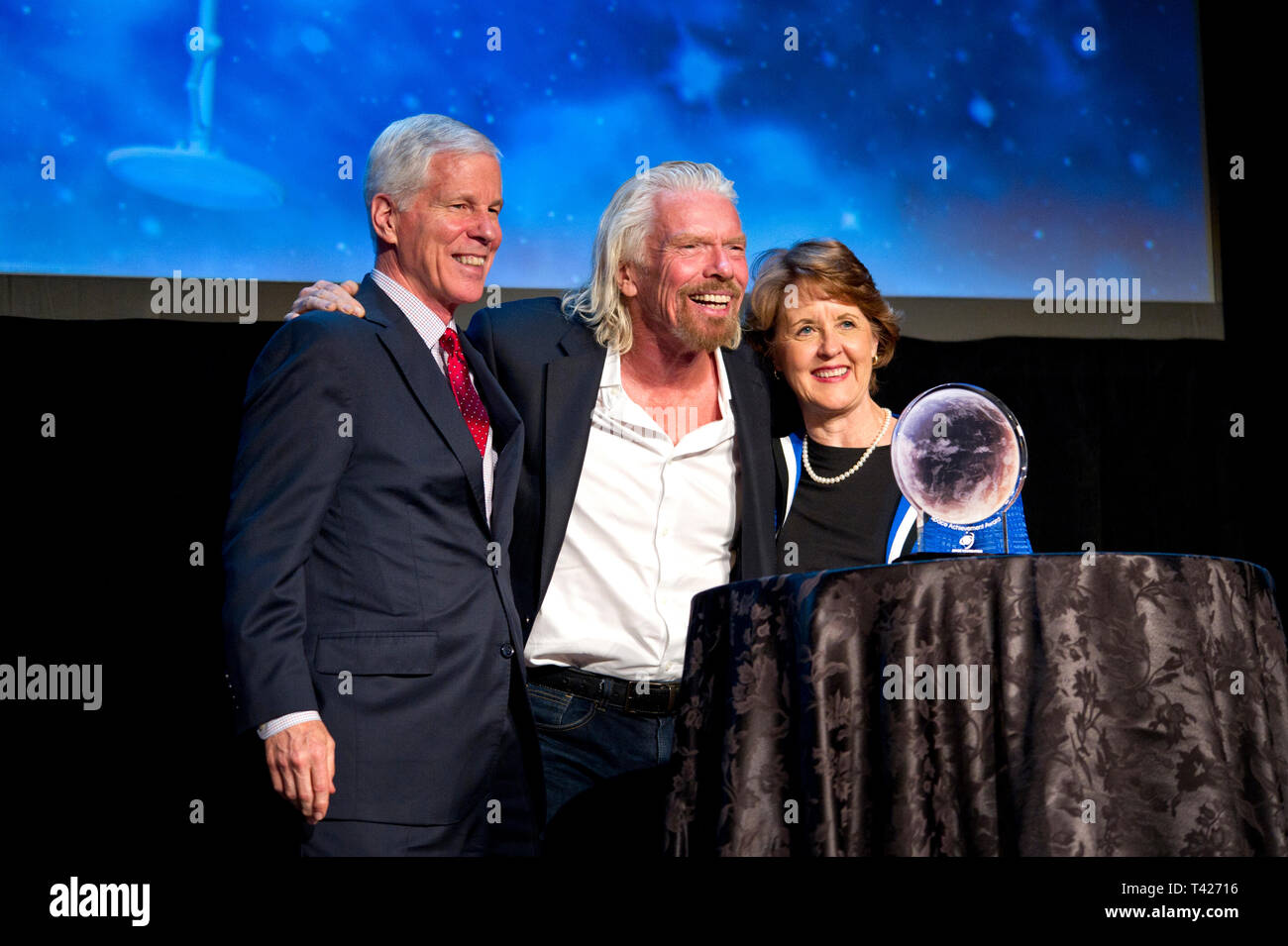 Sir Richard Branson ist alles Lächeln, nachdem sie 2019 den Platz der Stiftung Raum Lifetime Achievement Award bei der Schließung der 35. Platz Sympos Stockfoto