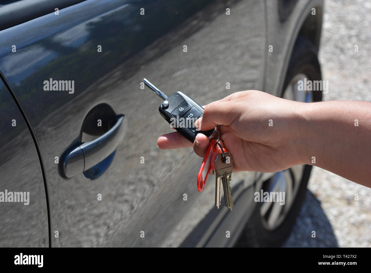 Hand und Auto Schlüssel Stockfoto