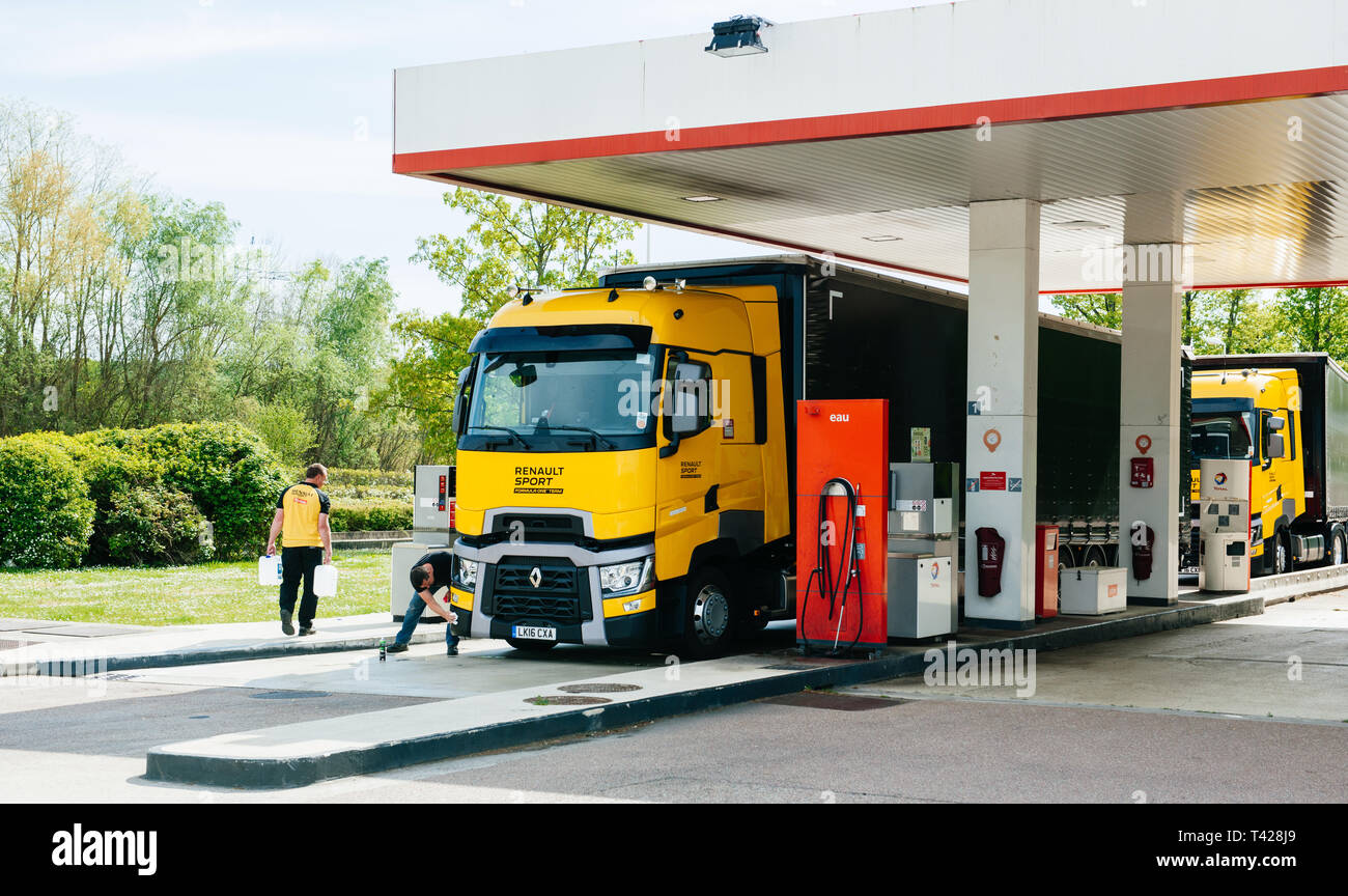 Nizza, Frankreich - 7. Mai 2016: Zwei Menschen in der Nähe von neuen modernen Renault T520 Yellow Truck der Formel 1 Sport Team im gesamten französischen Tankstelle mit dem schnellen Turbo Renault F1 Grand Prix Stockfoto