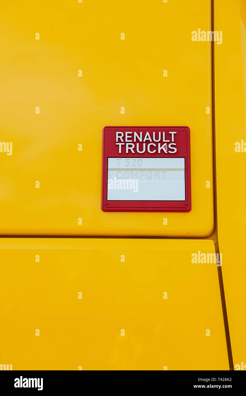 Nizza, Frankreich - 7. Mai 2016: Rot Weiß singen von neuen modernen Renault T520 Yellow Truck der Formel 1 Sport Team Stockfoto