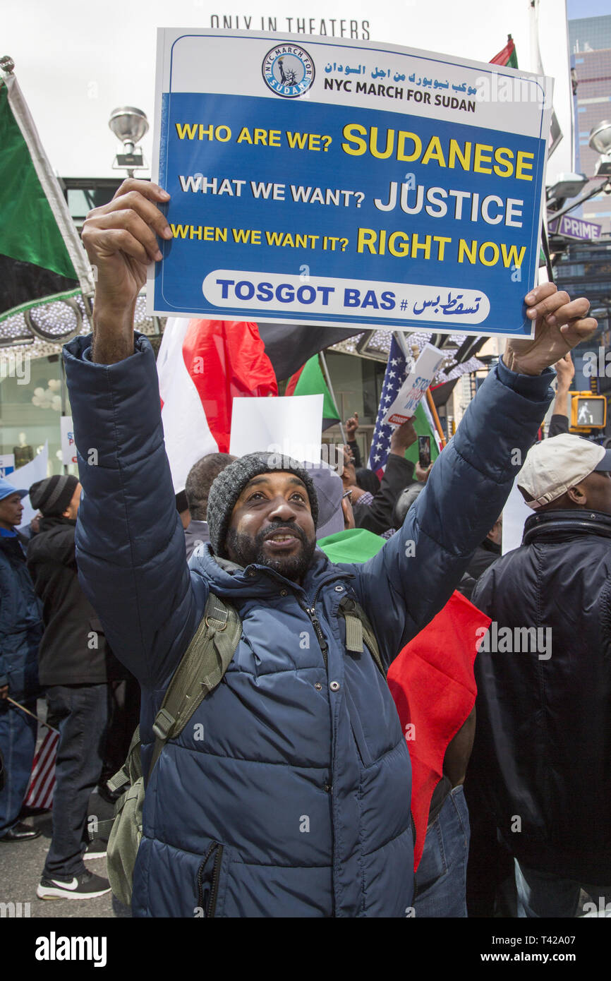 4/6/19: Tage vor diktatorischen den sudanesischen Präsidenten Omar al-Bashir wurde vom Büro durch einen Militärputsch, sudanesische Amerikaner und Einwanderer demonstrieren und März bei der UNO in New York City zu haben Bashir sofort aus dem Amt gezwungen und haben die Demokratie wiederhergestellt i9n Sudan. Stockfoto