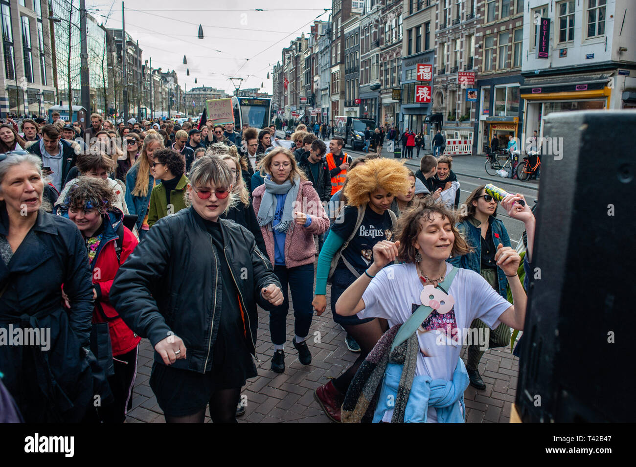 Amsterdam, Nordholland, Niederlande. 12 Apr, 2019. Eine Gruppe von Studenten werden gesehen, Tanzen während der Demonstration rund hundert Schüler versammelten sich in der UVA (Universität Amsterdam) mit einem Tanz der Berliner Rave Demos inspiriert zu demonstrieren, gegen die Haushaltskürzungen auf Erziehung und für eine Universität, die alle und wo Schüler und Lehrer zugänglich sein können ermutigt werden, frei und kritisch zu denken. Credit: Ana Fernandez/SOPA Images/ZUMA Draht/Alamy leben Nachrichten Stockfoto